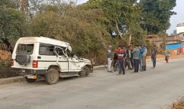 बोलेरो और टैंकर की जबरदस्त भिड़ंत में  बोलेरो सवार बाल बाल बचे