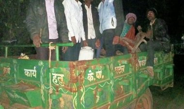 राशन-लकड़ी लेकर किसान पहुंचे बिजली विभाग, क़ई माह से बिगड़े ट्रांसफॉर्मर से है परेशान