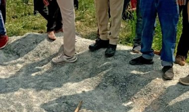 बोर में गिरा मासूम