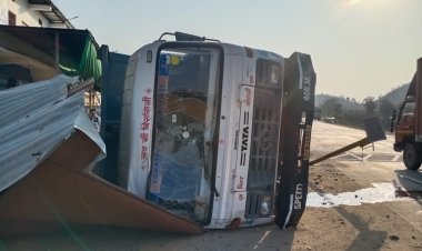 अनियन्त्रित ट्रक पलटा ,  ड्राईवर के सर पे आई गहरी चोट