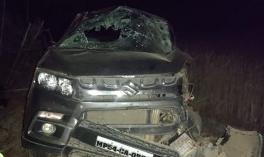सड़क हादसे में कार दुर्घटनाग्रस्त, बाल-बाल बचे सवार