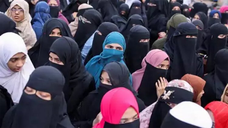 हिजाब विवाद पर कर्नाटक हाईकोर्ट का बड़ा फैसला