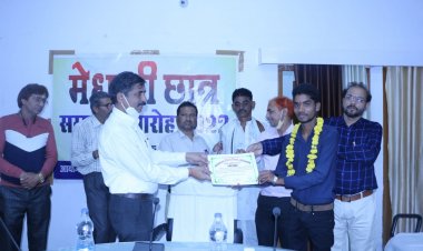 कला संकाय में प्रथम स्थान प्राप्त करने वाले छात्र का कलेक्टर ने किया सम्मान
