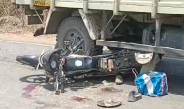 ट्रक के नीचे आई बाइक, एक की मौत