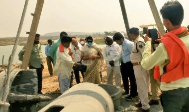 कटनी-सिंगरौली पहुंच मार्ग में भोलगढ़ के पास 35 करोड़ की लागत से सोन नदी पर बनाएं जा रहे पुल का जन जातीय कार्य मंत्री ने किया निरीक्षण