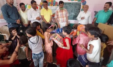 आंगनबाड़ी के बच्चों को फार्मासिस्ट एसोसिएशन ने बांटे खिलौने