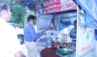 कलेक्टर ने रणविजय प्रताप सिंह महाविद्यालय परिसर से 100 मीटर के अंदर संचालित पान ठेलों से जप्त की तंबाखू