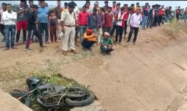 पुलिया से टकराई दो पहिया गाड़ी, गई तीनों सवारों की जान