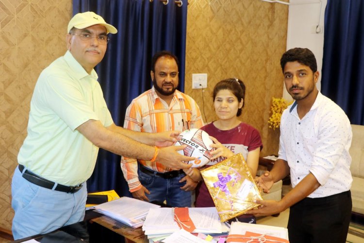 मध्य प्रदेश ब्लाइंड फुटबाल टीम की कप्तान प्रिया छाबड़ा को कमिश्नर ने किया सम्मानित