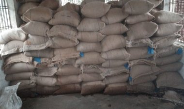 दुकान में पानी भर जाने से रखा  खाद्यान हुआ खराब