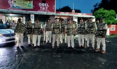 आगामी नगरीय निकाय चुनाव को दृष्टिगत रखते हुये निष्पक्ष एवं शांति पूर्ण तरीके से मतदान को लेकर  पुलिस द्वारा किया गया फ्लैग मार्च
