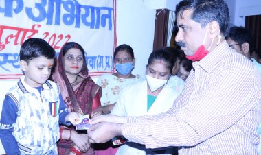 कलेक्टर ने बच्चों को ओआरएस पैकेट देकर एवं हीमोग्लोबिन की जांच कर दस्तक अभियान का किया शुभारंभ