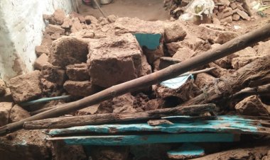 गरीब किसान की बारिश में गिरी झोपड़ी, हादसे में मासूम सहित बाल-बाल बचा परिवार