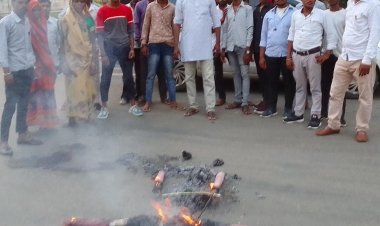 कांग्रेसजनों ने जलाया महंगाई का पुतला