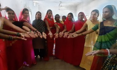 स्व सहायता समूह की महिलाओ ने हाथों में मेंहदी लगाकर दिया हर घर तिरंगा अभियान का संदेश