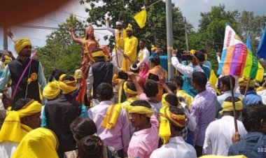 विश्व आदिवासी दिवस  समारोह में  आदिवासियों ने भरी हुंकार-कहा भारत देश हमारा है, हम है यहां के मूल निवासी