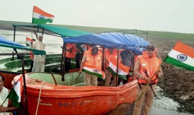 हर घर तिरंगा अभियान के तहत ग्राम पड़खुरी में वोट दल के सदस्यों ने नदी एवं बाण सागर डैम के जल भराव क्षेत्र में तिरंगा फहराया