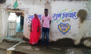 मूसलाधार बारिश में विधवा की झोपड़ी गिरी, शीट और पन्नी देकर गांव वालों ने की मदद