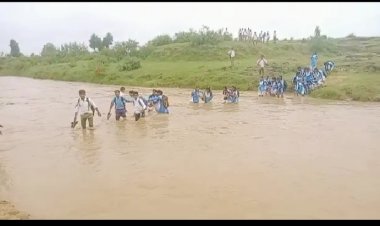 ये कैसा विकास, स्कूली बच्चे अपना बस्ता सम्भाले या अपने आप को!