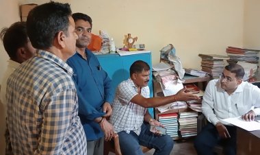 डिफाल्टर किसानो का दावा-फरार समिति प्रबंधक ने कर्ज़ की राशि हड़पी,अब नही मिल रहा खाद-बीज