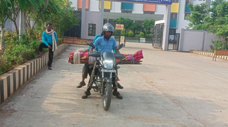 शहडोल मेडिकल कॉलेज से 80 किमी तक मां का शव बाइक पर रख बेटों को ले जाना पड़ा, किसी की संवेदना नहीं जागी