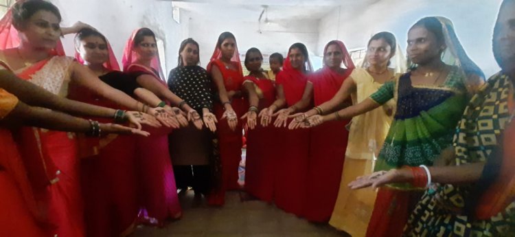 स्व सहायता समूह की महिलाओ ने हाथों में मेंहदी लगाकर दिया हर घर तिरंगा अभियान का संदेश