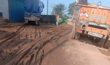 ओवर लोड वाहन  से सड़क के उड़े परखच्चे
