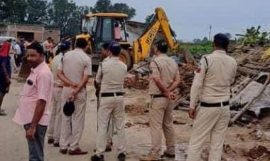 अतिक्रमणकारियों की दुकानें जमीदोज, आवासीय परिसर के लिए 15 दिन की नोटिस