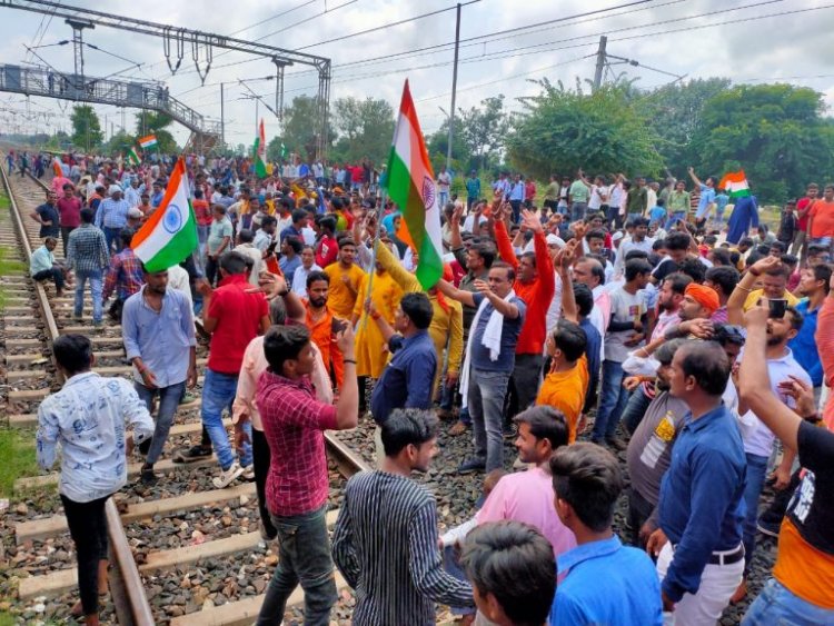 बड़ी खबर: आंदोलनकारियों ने किया रेल ट्रैक जाम,  बनी तनाव की स्थिति