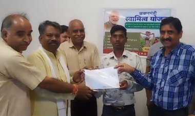 गांधी जयन्ती पर विधायक ने ग्रामीण परिवारों को बांटे स्वामित्व संपत्ति कार्ड