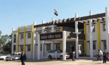 सभी शासकीय कर्मियों को हेलमेट लगाना अनिवार्य कराएं- कमिश्नर