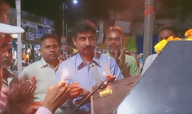 एक शाम राष्ट्रभाषा के नाम कार्यक्रम में नगरवासियों ने गांधी चौराहा में किया दीपदान