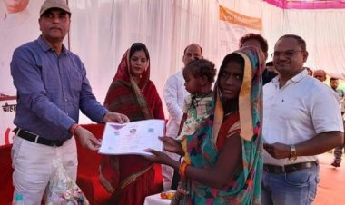 कमिश्नर राजीव शर्मा ने ग्राम भुण्डी में आयोजित शिविर में बांटे हितलाभ