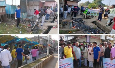 स्वच्छता जागरूकता अभियान पर नगर में फैले कचरे को देख विधायक एवं कलेक्टर ने किया साफ