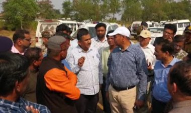 स्मार्ट सिटी निर्माण कार्य मे अनियमितता की जांच करने पंहुचे  कमिश्नर