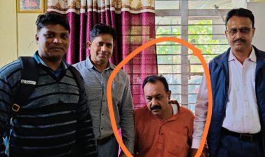 MP में लोकायुक्त की कार्रवाई: चौराहे पर PWD का इंजीनियर 25 हजार रिश्वत लेते पकड़ाया