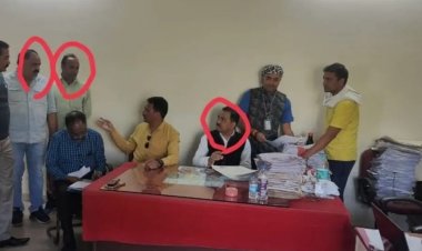 लोकायुक्त टीम की छापामार कार्यवाही,  बाबू रिश्वत लेते रंगे हाथ गिरफ्तार