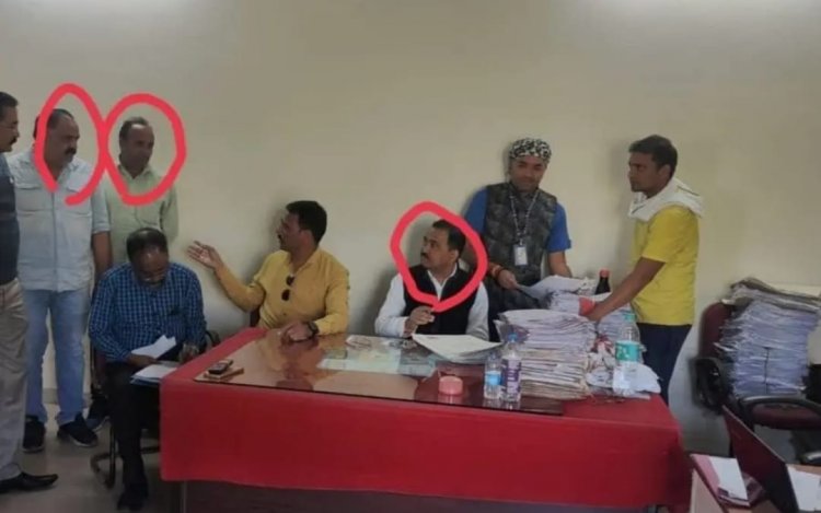 लोकायुक्त टीम की छापामार कार्यवाही,  बाबू रिश्वत लेते रंगे हाथ गिरफ्तार