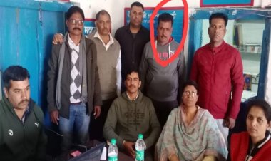 MP में रिश्वतखोर पुलिसकर्मी ट्रैप: लोकायुक्त ने चौकी प्रभारी को 20 हजार लेते किया गिरफ्तार, FIR में धारा बढ़ाने के लिए मांगी थी घूस