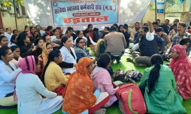 चरमराई स्वास्थ्य व्यवस्थायें,  संविदा स्वास्थ्य कर्मी हड़ताल पर, इधर आशा ऊषा कार्यकर्ताओं ने वेतन वृद्धि की उठाई मांग