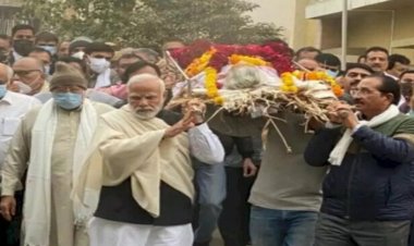 कंधे पर मां का पार्थिव शरीर लेकर निकले प्रधानमंत्री मोदी, नम आंखों से दी विदाई