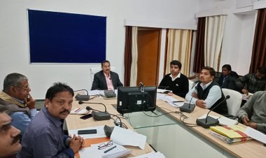 सीमांकन के 6 माह से अधिक से लंबित प्रकरणों का प्राथमिकता से निराकरण करनें के राजस्व अधिकारियों को कलेक्टर ने दिए निर्देष