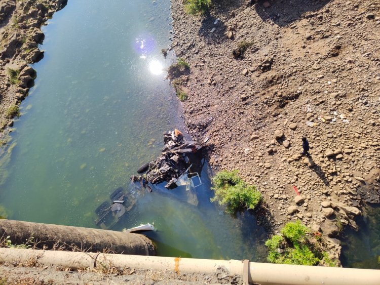 50 फीट पुल के ऊपर से कोयला से भरा ट्रक गिरा,  घटनास्थल में वाहन चालक की हुई मौत