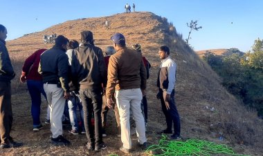 सेल्फी के चक्कर मे युवक गिरा पहाड़ से