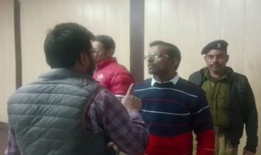 40 हजार रिश्वत दो, काम हो जाएगा! पत्रकारों और अधिकारियों के नाम से पैसे मांगता है ड्रग इंस्पेक्टर, सवाल पूछने से कैमरे पर भड़के