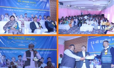 मतदाता दिवस के अवसर पर बीएलओं एवं निबंध प्रतियोगिता के प्रतिभागियों को जिला निर्वाचन अधिकारी ने किया सम्मानित