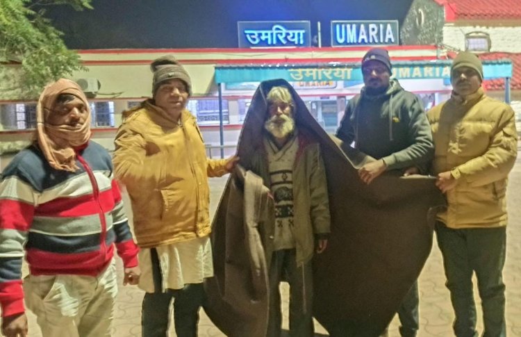 हिंदू मुस्लिम एकता मंच द्वारा शहर में गरीबों को बांटे गए कंबल