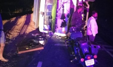 कार के ऊपर डम्फर पल्टा, दो कार सवार गम्भीर रूप से हुये घायल