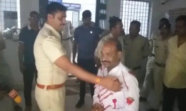 भ्रस्ट अधिकारियों को गधे पर बिठाने वाले समाजसेवी के खिलाफ फर्जी एफआईआर, स्वयं थाना पहुंचकर कहा मेरी गलती है तो गिरफ्तार करो