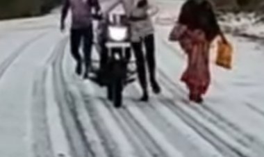 बर्फ से ढकी सड़क,ओले देख हो जाएंगे हैरान